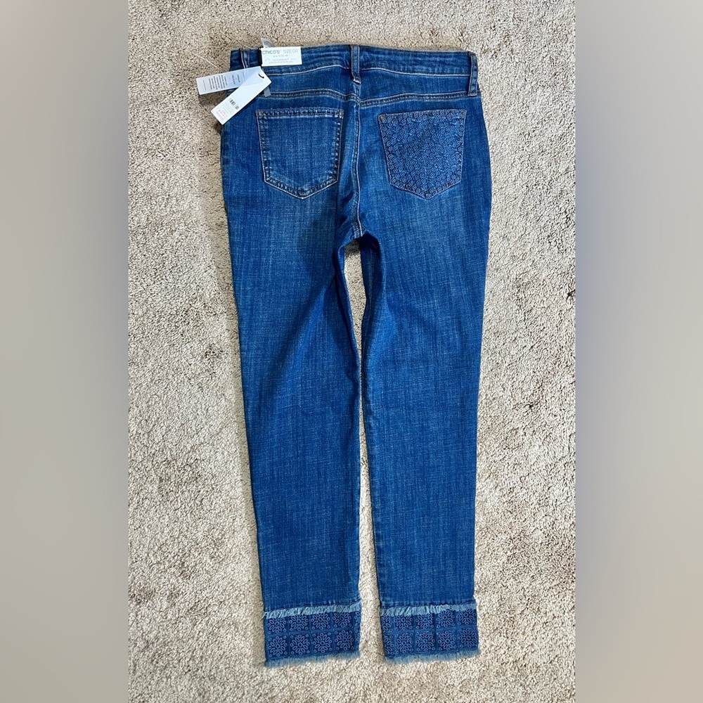 Chico’s Jeans Size 4 0 So Slimming Girlfriend Ankle Eyelet Hem Skinny slim New - Picture 10 of 10